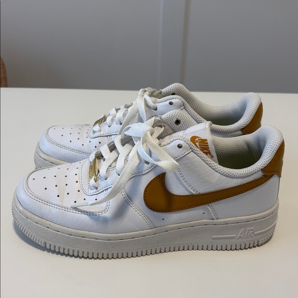 Nike Air Force 1 Women’s White and Gold Sneakers - Picture 2 of 8
